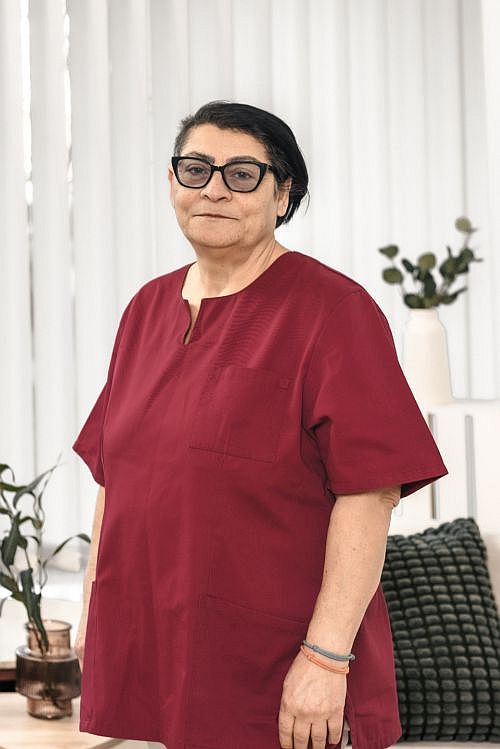 Nuran Erdogan, Hebamme